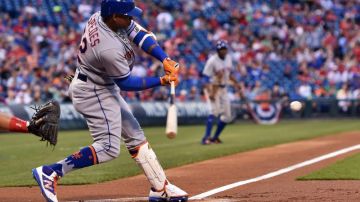 El cubano Yoenis Céspedes, de los Mets, conecta un jonrón de tres carreras el martes en Filadelfia. Luego se voló la barda otras dos veces.