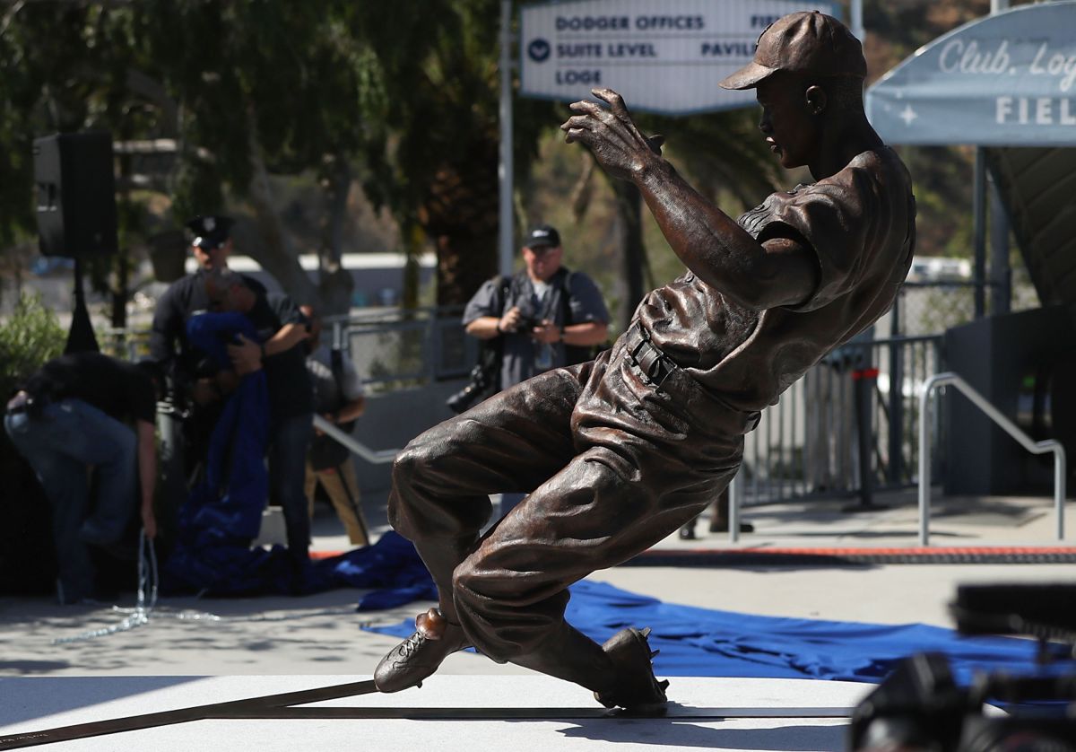 Estatua de Jackie Robinson, la primera en el Dodger Stadium.