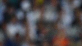 Luis Enrique, técnico del Barcelona, da indicaciones durante el clásico ante Real Madrid.