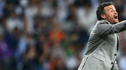 Luis Enrique, técnico del Barcelona, da indicaciones durante el clásico ante Real Madrid.