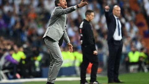 Luis Enrique, técnico del Barcelona, da indicaciones durante el clásico ante Real Madrid.