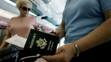 Administración niega informes de que esté rechazando solicitudes de pasaportes.