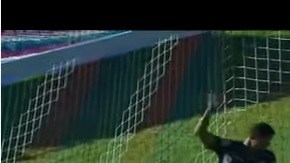 Por querer lucirse, este futbolista se perdió un buen gol