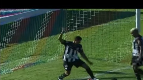 Por querer lucirse, este futbolista se perdió un buen gol