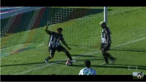 Por querer lucirse, este futbolista se perdió un buen gol