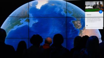 Google Earth revela la versión renovada de la aplicación el 18 de abril de 2017 en un evento en el Museo de Arte Whitney de Nueva York.