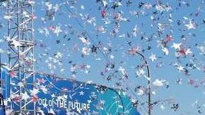 El piloto canadiense James Hinchcliffe celebra merecidamente su memorable triunfo en el 43 Gran Premio de Long Beach.