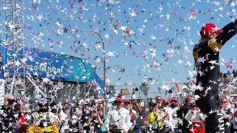 El piloto canadiense James Hinchcliffe celebra merecidamente su memorable triunfo en el 43 Gran Premio de Long Beach.