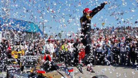 El piloto canadiense James Hinchcliffe celebra merecidamente su memorable triunfo en el 43 Gran Premio de Long Beach.