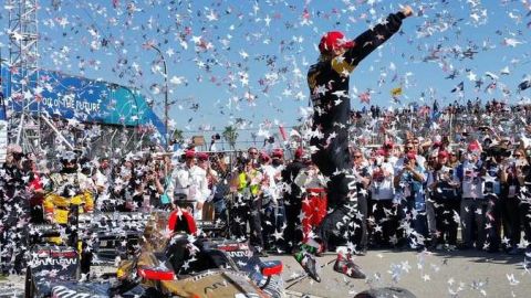 El piloto canadiense James Hinchcliffe celebra merecidamente su memorable triunfo en el 43 Gran Premio de Long Beach.