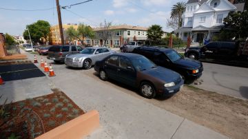 La ciudad de Los Ángeles estudia remediar el problema de conductores que bloquean aceras.