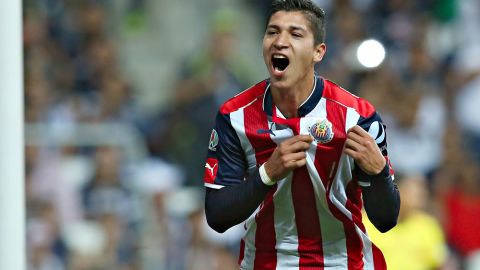 Ángel Zaldívar, de Chivas de Guadalajara, celebra su gol frente a Rayados de Monterrey