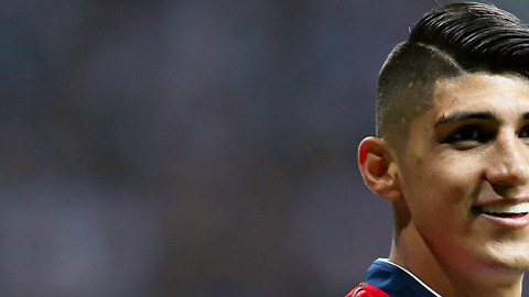 Alan Pulido consiguió uno de los goles en el triunfo 2-1 de Chivas sobre Monterrey.