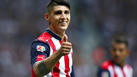 Alan Pulido consiguió uno de los goles en el triunfo 2-1 de Chivas sobre Monterrey.