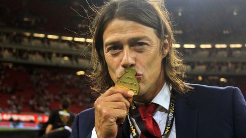 Matías Almeyda presume la medalla de campeón de la Copa MX