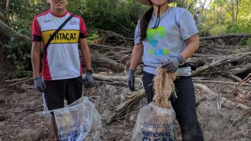 Gabriela Ortiz y Mario Vazquez dijeron que es bueno ayudar a mantener limpia la ciudad donde viven.