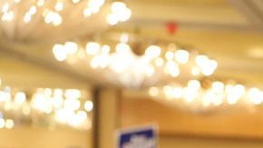 demócrata Jon Ossoff saluda a sus seguidores en espera de los resultados de las elecciones especiales en Georgia.