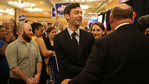 demócrata Jon Ossoff saluda a sus seguidores en espera de los resultados de las elecciones especiales en Georgia.