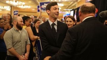 demócrata Jon Ossoff saluda a sus seguidores en espera de los resultados de las elecciones especiales en Georgia.