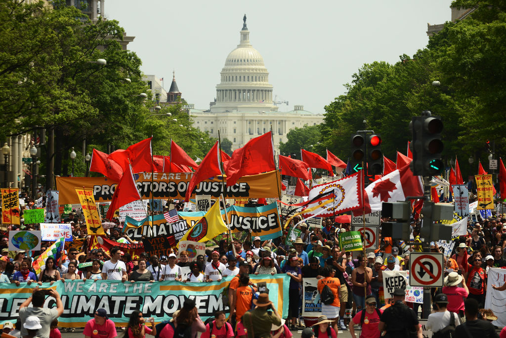 Miles participan en la“Marcha Popular por el Clima” contra la política