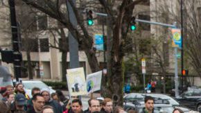 Científicos protestan por los recortes a las ciencias en Massachusetts.