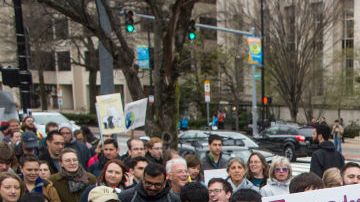 Científicos protestan por los recortes a las ciencias en Massachusetts.