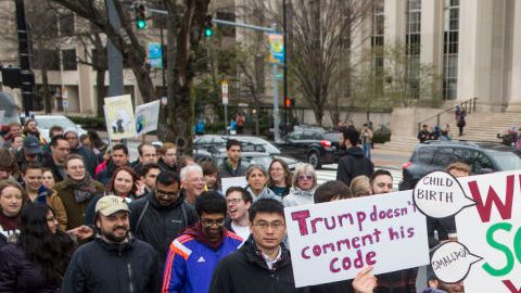 Científicos protestan por los recortes a las ciencias en Massachusetts.