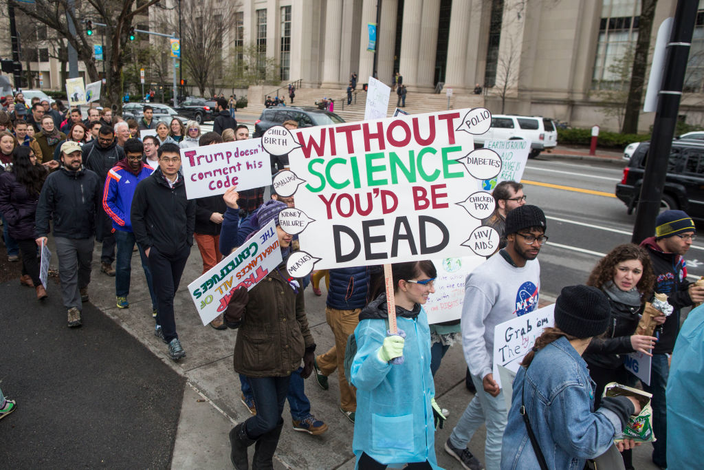 Científicos protestan por los recortes a las ciencias en Massachusetts.