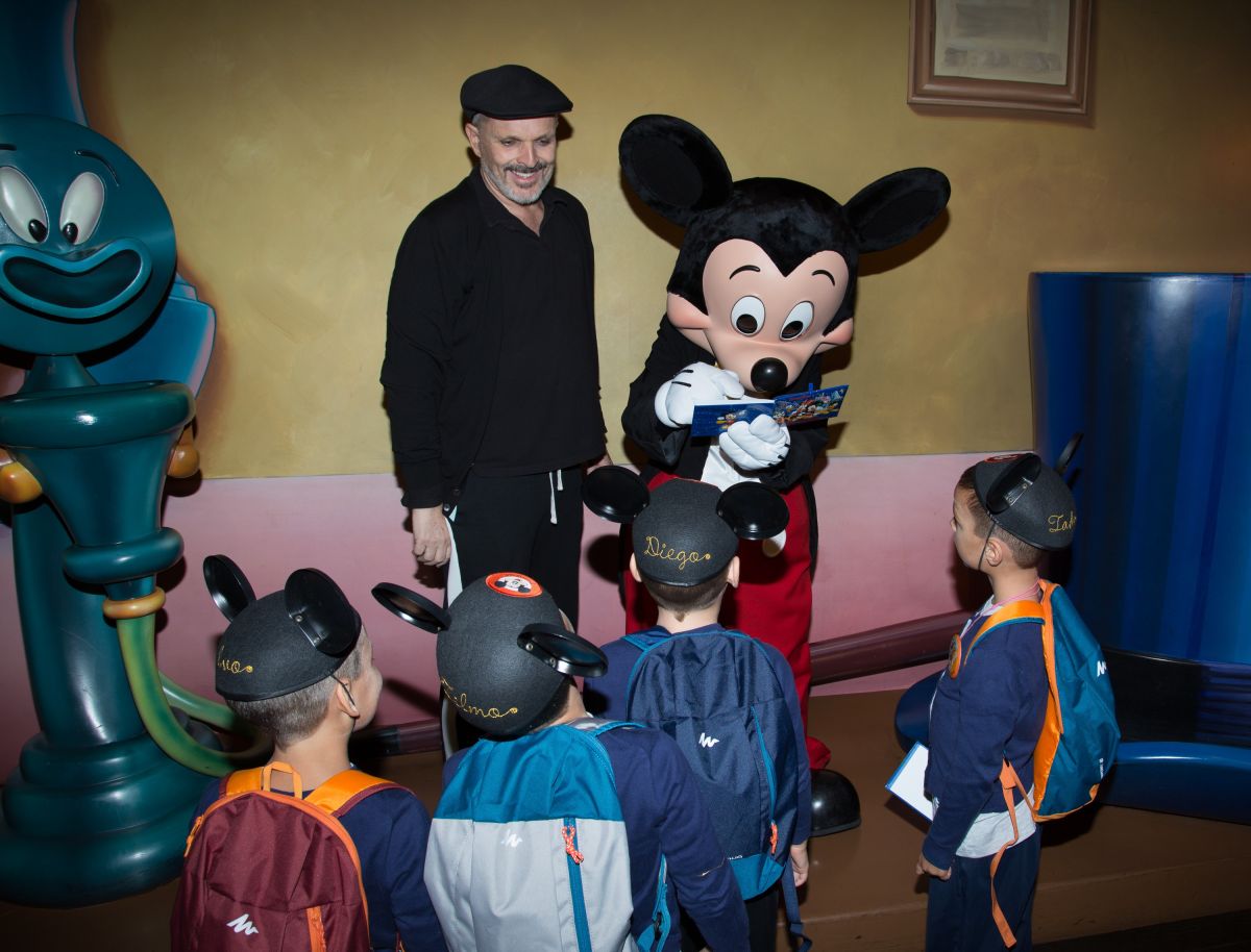 Miguel Bosé con sus hijos conociendo a Mickey Mouse