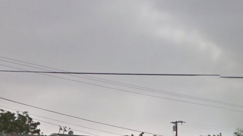 Las autoridades encontraron al hombre tirado en la entrada del parque.
