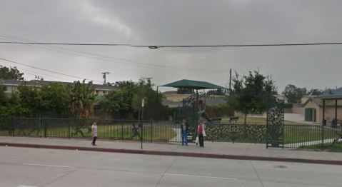 Las autoridades encontraron al hombre tirado en la entrada del parque.