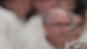El papa Francisco celebra la misa de vigilia de Pascua.