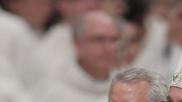 El papa Francisco celebra la misa de vigilia de Pascua.