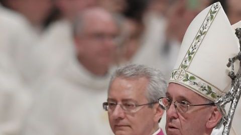 El papa Francisco celebra la misa de vigilia de Pascua.