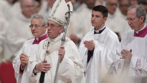 El papa Francisco celebra la misa de vigilia de Pascua.