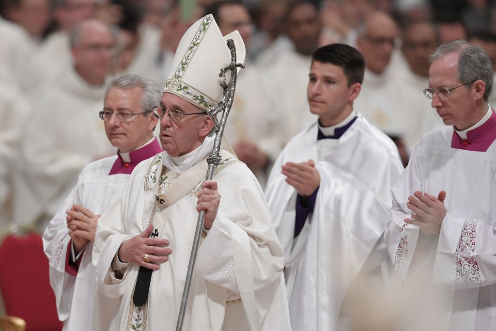 El papa Francisco celebra la misa de vigilia de Pascua.