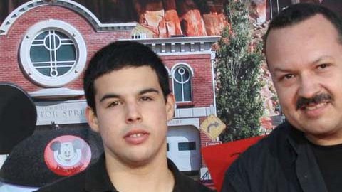 José Emiliano con su padre Pepe Agulilar.