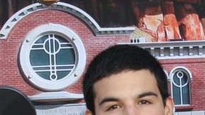 José Emiliano con su padre Pepe Agulilar.