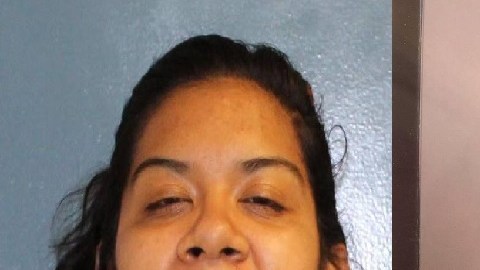 Santa Cristina Pablo (izq.), de 20 años, es acusada de matar a su sobrina, Sophia Mae Caraveo, de 4 años.