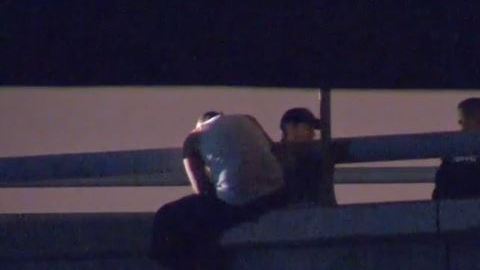 Un hombre cerró la autopista 5 por 21 horas amenazando con suicidarse.