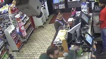 La Policía de Santa Ana busca al hombre responsable de atacar al cajero de 7-Eleven.