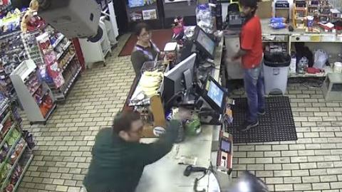 La Policía de Santa Ana busca al hombre responsable de atacar al cajero de 7-Eleven.