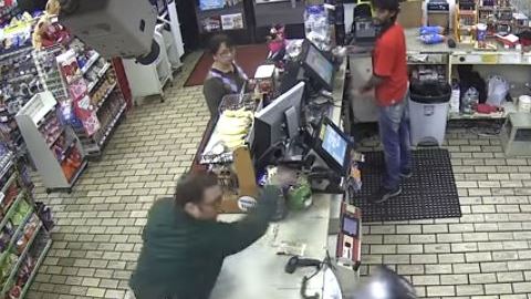 La Policía de Santa Ana busca al hombre responsable de atacar al cajero de 7-Eleven.