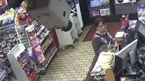 La Policía de Santa Ana busca al hombre responsable de atacar al cajero de 7-Eleven.