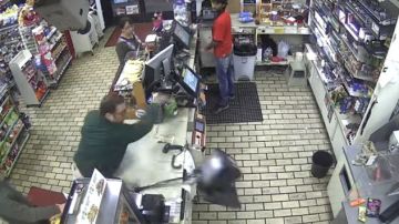 La Policía de Santa Ana busca al hombre responsable de atacar al cajero de 7-Eleven.