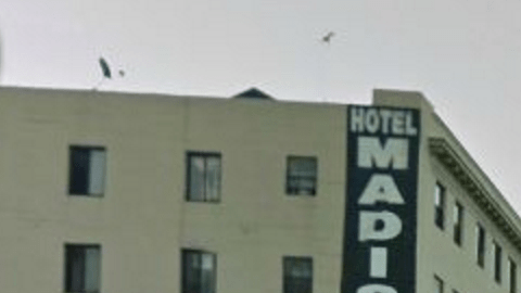 La demanda involucra a inquilinos del Madison Hotel.