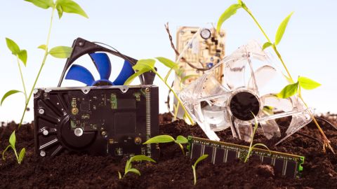 La basura electrónica o e-waste debe descartarse en centros especiales porque contamina el medio ambiente.