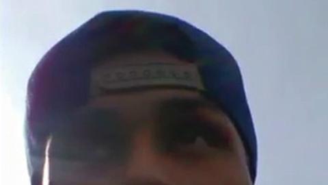 Sean Vásquez, de 20 años, alias "Slick Low" fue arrestado bajo sospecha de asalto con un arma mortal contra un agente de la paz.