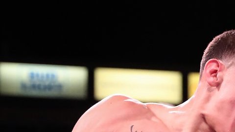 Óscar Valdez conecta un gancho de zurda a Marriaga.