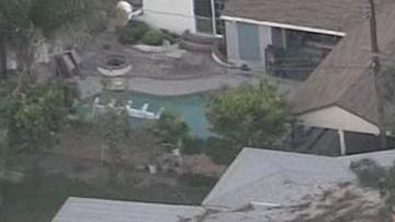 Un árbol inmenso cayó sobre una casa en Los Ángeles.